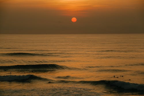 晚上挥舞着大海的惊人落日 · 免费素材图片