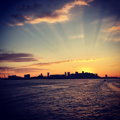 水天际线摄影旁边的混凝土建筑的轮廓 · 免费素材图片