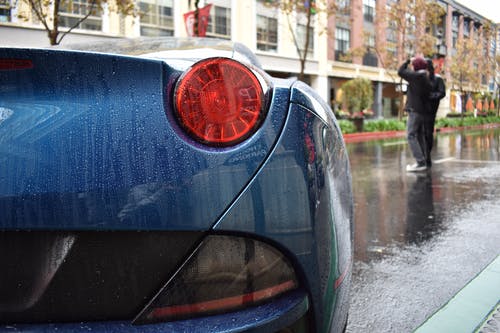 蓝色汽车尾灯的选择性聚焦摄影 · 免费素材图片