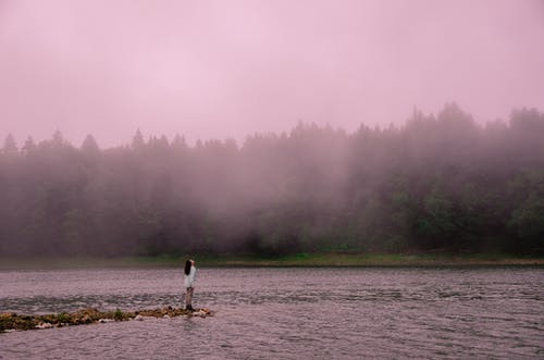 站立时站在湖边的女人 · 免费素材图片