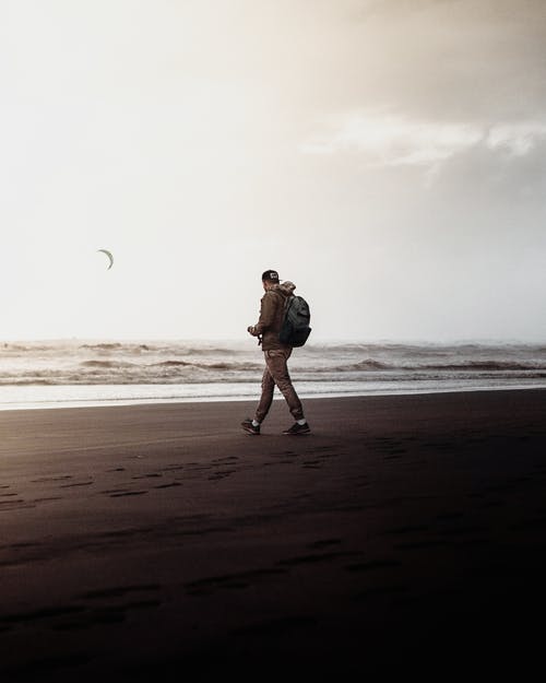 沙滩上散步的人 · 免费素材图片