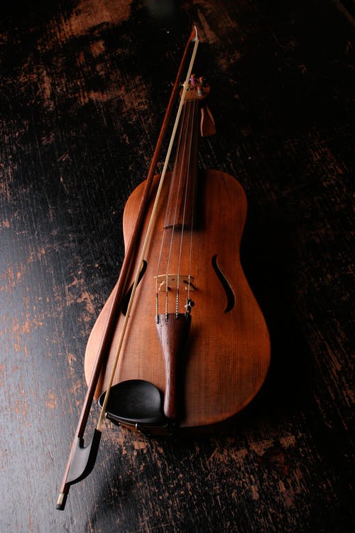 棕色木制小提琴和小提琴弓 · 免费素材图片