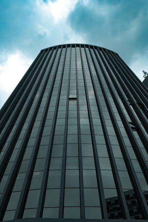 灰色高层建筑的低角度摄影 · 免费素材图片