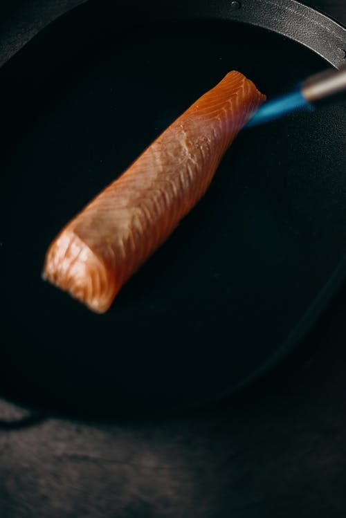 黑色表面上的棕色胡萝卜 · 免费素材图片