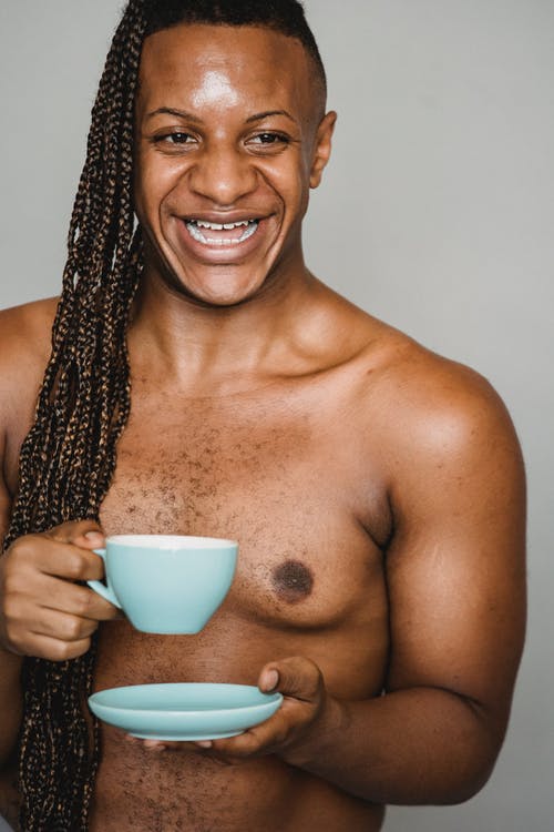 播种微笑与咖啡的雌雄同体黑人 · 免费素材图片