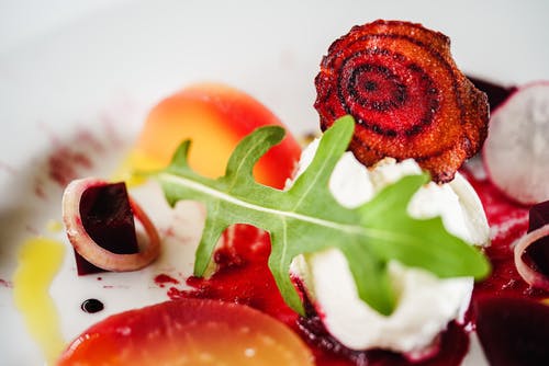 甜菜根切成薄片，上面放有绿叶 · 免费素材图片