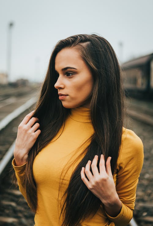 在铁路上穿黄色长袖的女人 · 免费素材图片