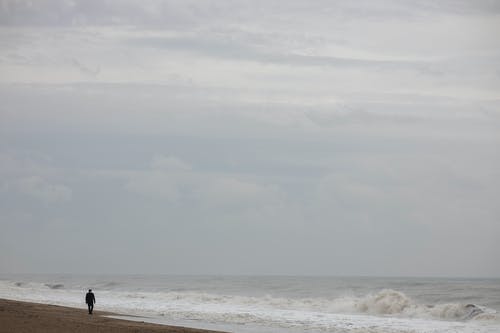 站在海岸线附近的人 · 免费素材图片