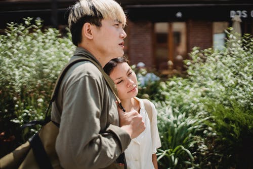 浪漫的亚洲夫妻在阳光明媚的公园粘接 · 免费素材图片