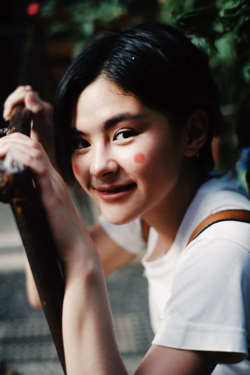 女人微笑的照片 · 免费素材图片