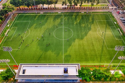 人们踢足球的航拍照片 · 免费素材图片