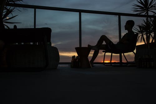 坐在椅子上的人 · 免费素材图片