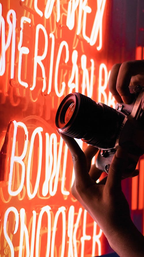 拿着照相机的人 · 免费素材图片