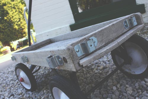 米色木制拉卡丁车 · 免费素材图片