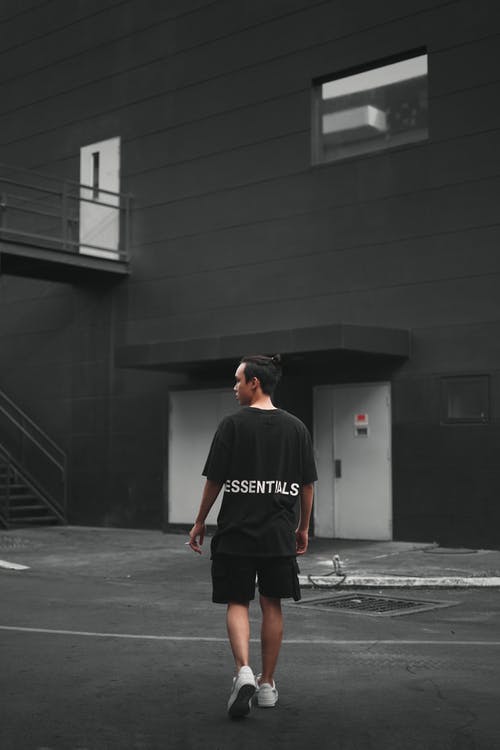 黑色t恤的男人 · 免费素材图片