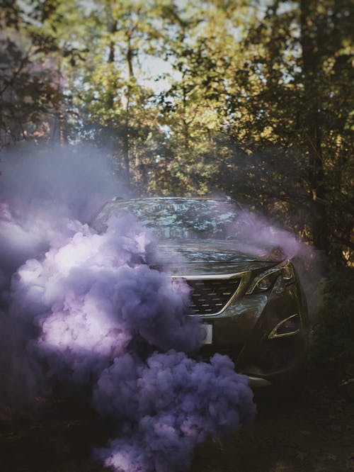 紫烟从车里出来 · 免费素材图片