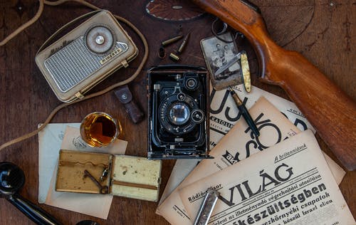 棕色木制的桌子上的黑色和银色古董相机 · 免费素材图片