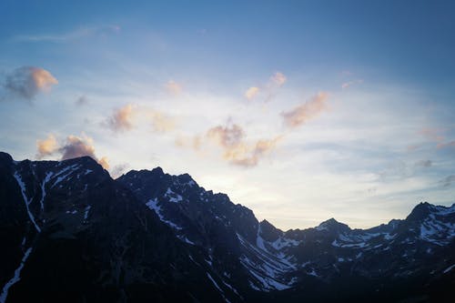 黑山与白雪在蓝蓝的天空下 · 免费素材图片