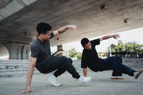 充满活力的亚洲男子在高架公路下表演霹雳舞 · 免费素材图片