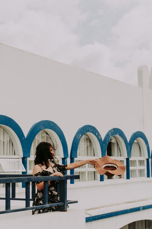 女人抱着太阳帽 · 免费素材图片