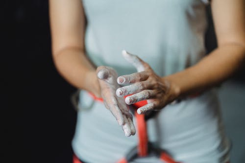 滑石粉在手上的女运动员 · 免费素材图片