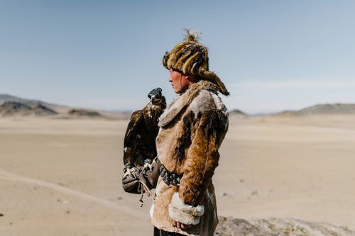 蒙古人站在宽敞的山谷在手头鹰 · 免费素材图片