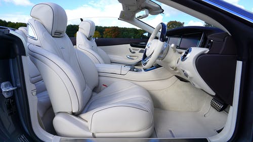 白色皮革桶式汽车安全座椅 · 免费素材图片