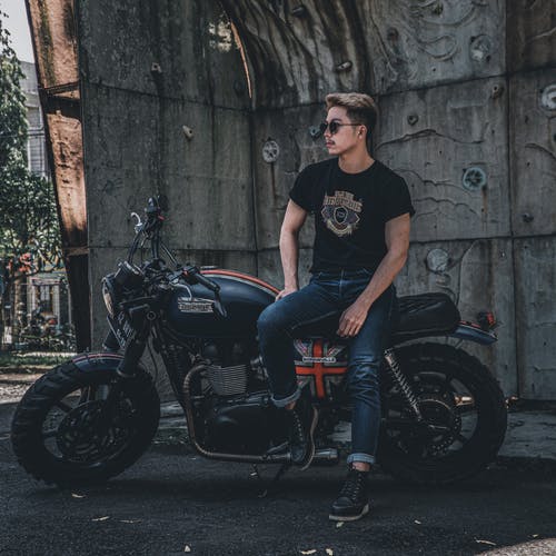 有关人, 坐, 墨镜的免费素材图片