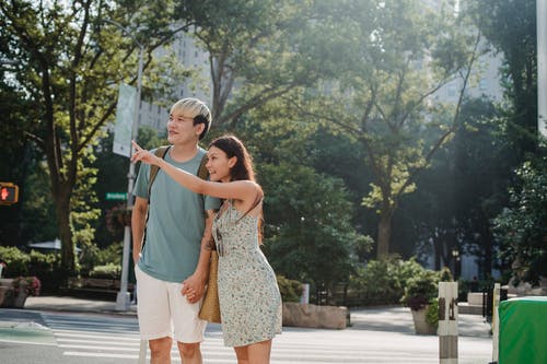 微笑着不同的夫妇站在市区 · 免费素材图片