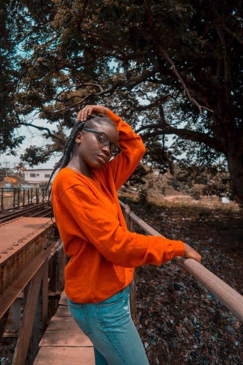 女人穿着橙色毛衣 · 免费素材图片