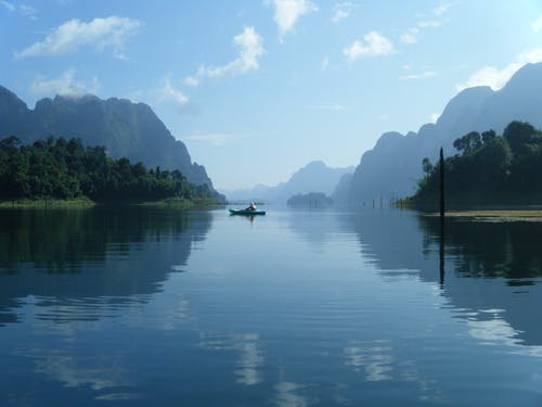 蓝蓝的天空下船上的人 · 免费素材图片