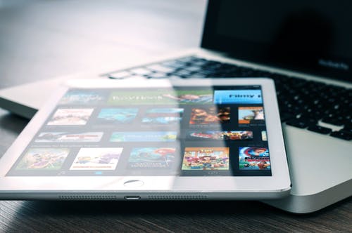 Silver Macbook Pro上的silver Ipad · 免费素材图片