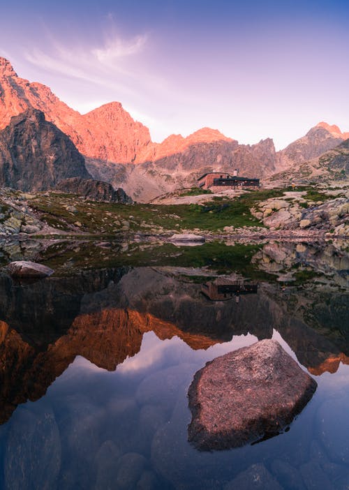 高山和蓝天下的湖 · 免费素材图片