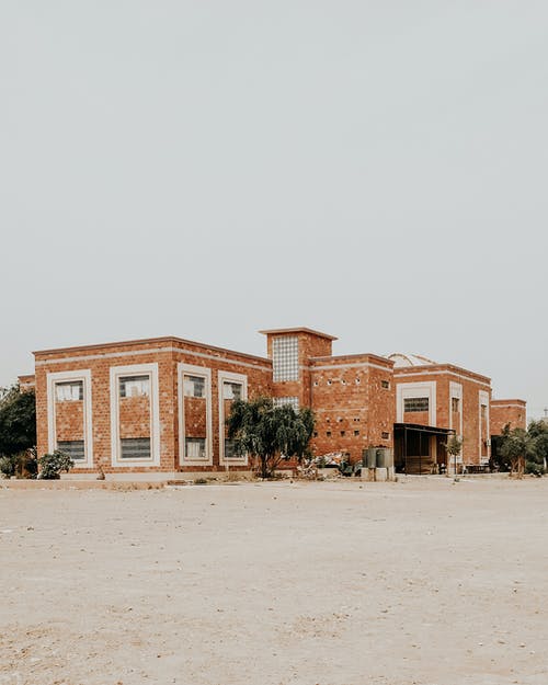 棕色和白色的混凝土房子 · 免费素材图片