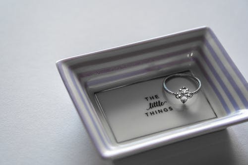 托盘上的银戒指 · 免费素材图片