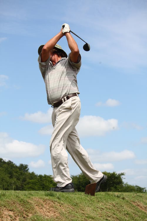 灰色polo衫和裤子打高尔夫球的人 · 免费素材图片