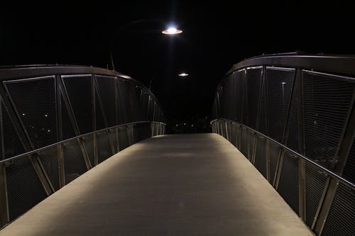 灰米色桥在夜间 · 免费素材图片