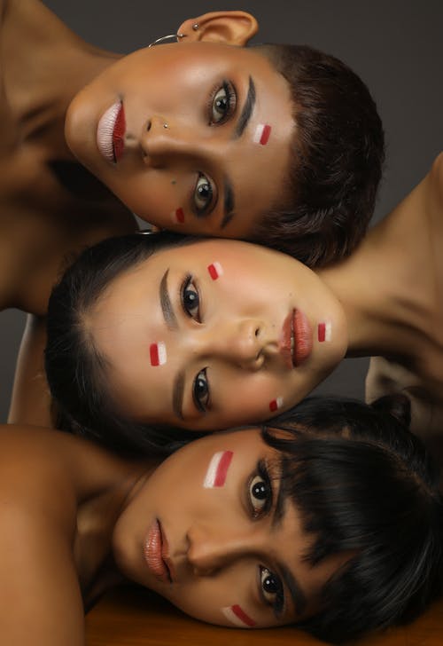 在灰色的背景上化妆时尚多种族模型 · 免费素材图片