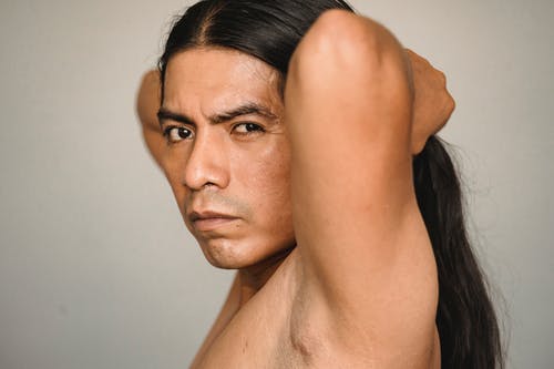 作物民族男人带着抚摸长头发的疤痕 · 免费素材图片