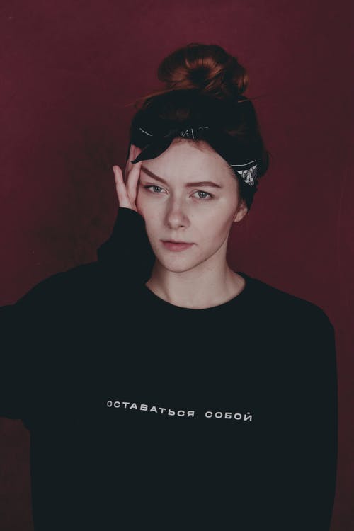 黑色毛衣的女人 · 免费素材图片