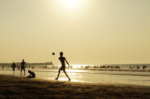 西尔鲁赫特的人在海边打球 · 免费素材图片