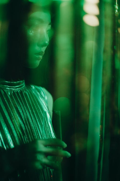 女人穿着灰色无袖连衣裙 · 免费素材图片