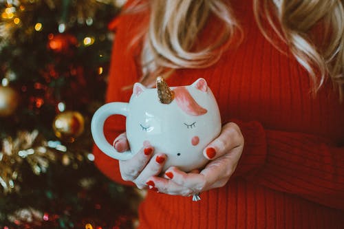 拿着杯子的人照片 · 免费素材图片