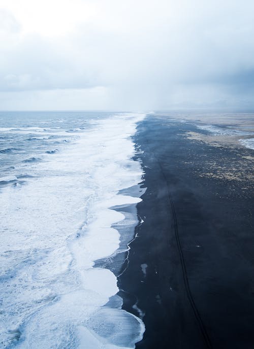 海浪在岸上崩溃 · 免费素材图片