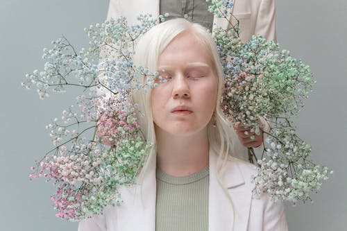 温柔的花朵的年轻白化女人 · 免费素材图片
