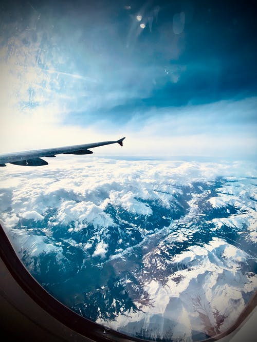 飞机飞过白云 · 免费素材图片