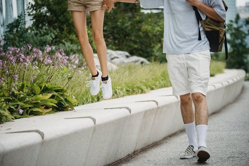 不可识别的年轻夫妇，在公园散步时开心 · 免费素材图片