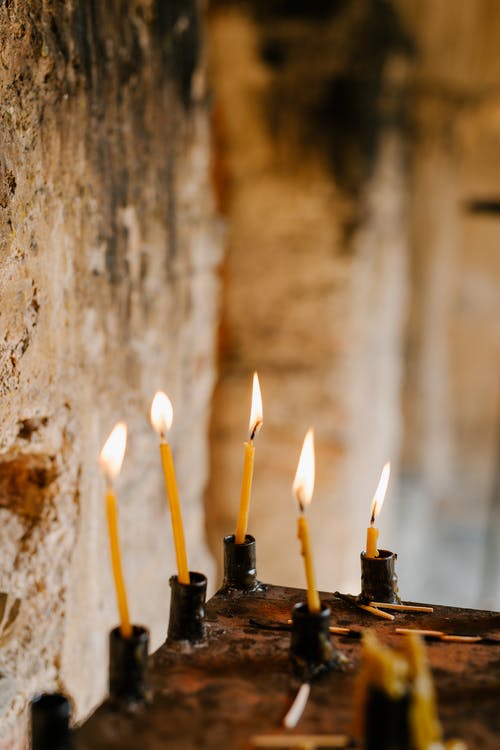 在教堂的祈祷地方燃烧的蜡烛 · 免费素材图片