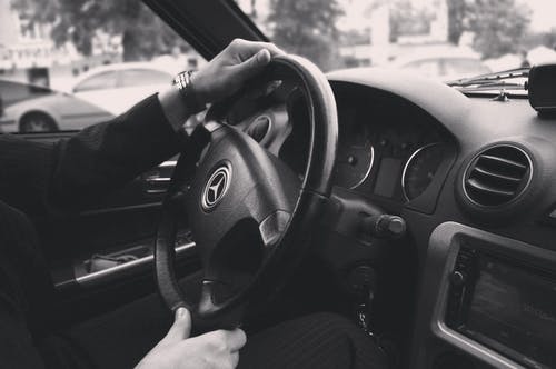 驾驶汽车的人的灰度摄影 · 免费素材图片