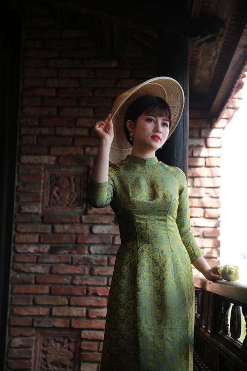 绿色长袖连衣裙，戴着棕色草帽的女人 · 免费素材图片